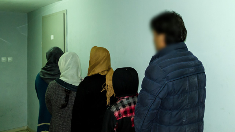 20 мигранти задържани пред болницата в Кнежа