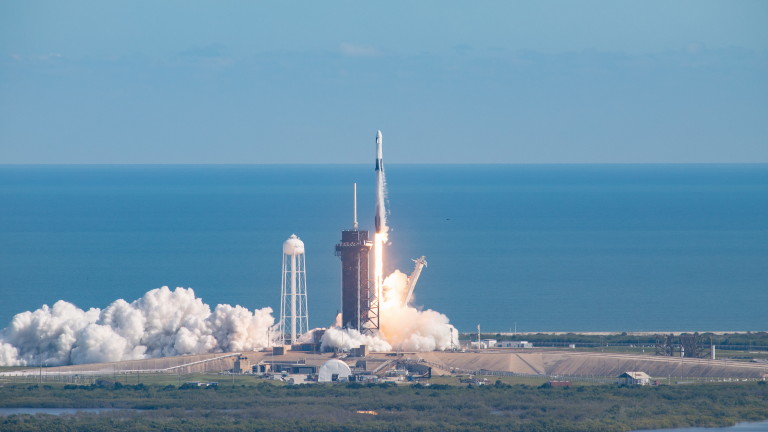 Космическият кораб Дракон 2 на американската компания SpaceX се скачи