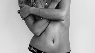 Жени с мъжки дрехи - новата провокация от Calvin Klein