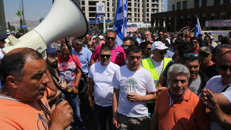 Транспортните работници в Гърция продължават със стачките