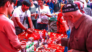 Китайските власти събират ДНК проби пръстови отпечатъци и други биометрични