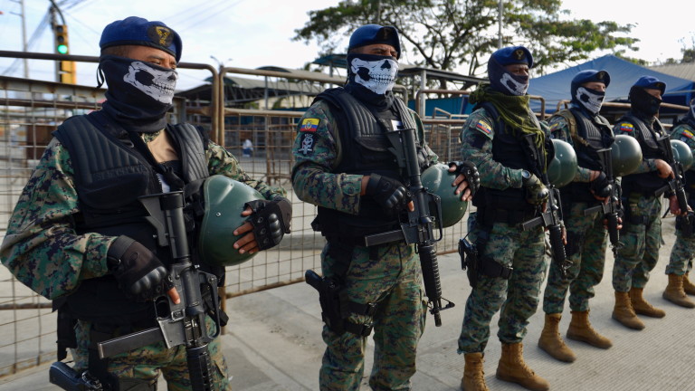 Най-малко петима еквадорски полицаи са били убити във вторник при