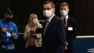 Политици журналисти и коментатори в Полша са разделени на два