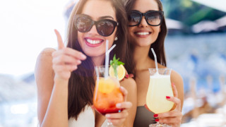 Красиви жени евтин алкохол и денонощен купон българското Черноморие се