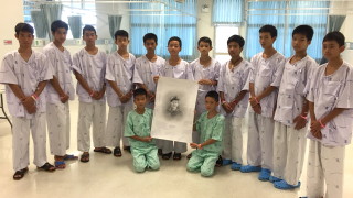 Членовете на младия футболен отбор които останаха блокирани в пещера