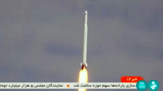 Иран изстреля ракета носител на сателит