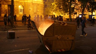 Протестиращи в Белград счупиха с камъни витрините на офис на