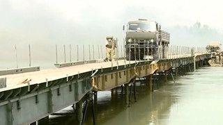 Построен от руските военни мост над река Ефрат се е