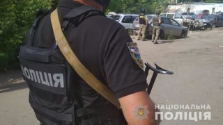 Мъж заплашващ да взриви граната в украинския град Полтава взе