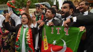 Бившият министър председател на Пакистан Имран Хан получи забрана от избирателните