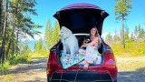  Стефани Вировек - момичето, което живе в Tesla с домашните си любимци 