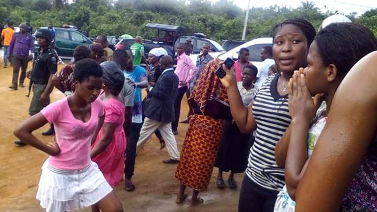 Най-малко 11 загинали деца при врязването на автобус в шествие в Нигерия