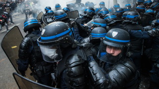 Групи от агресивни млади хора предизвикаха сблъсъци в центъра на