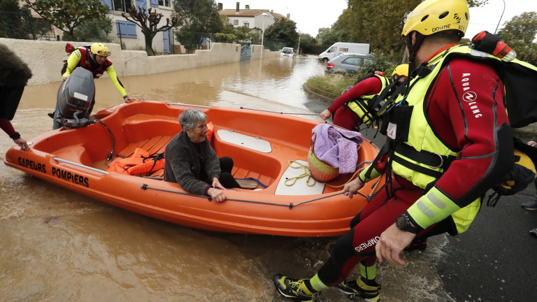 Най-малко двама души загинаха при проливни дъждове и наводнения в Северна Италия през