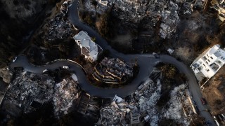 Властите в Лос Анджелис предупредиха в четвъртък повечето евакуирани от