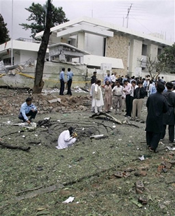 8 загинаха при взрив пред датското посолство в Пакистан