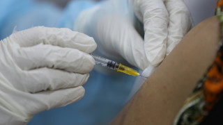 В САЩ одобриха прилагането на бустерна доза от ваксините на Moderna и Johnson&Johnson