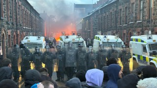 Стотици размирници с маски нападнаха полицията и подпалиха домове и