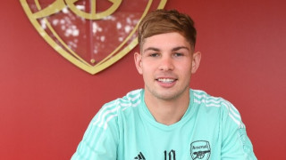 Арсенал обяви удължаване на договора с халфа Емил Смит Роу