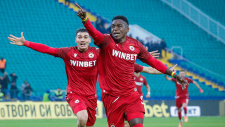 Джеймс Ето о получи своя специален плакет за Играч на полусезона