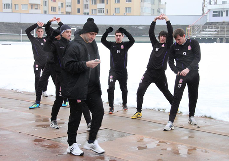 Мъж налита на фолкпевец