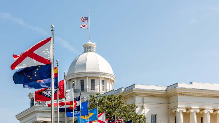 Федерален съд временно блокира тежкия закон за забрана на абортите в Алабама