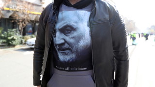 Върховният лидер на Иран аятолах Али Хаменеи се помоли пред останките