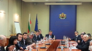 Синдикати и работодатели зоват Петкова за мерки срещу поскъпването на тока