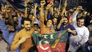 Бившата звезда в крикета Имран Хан води след провелите се