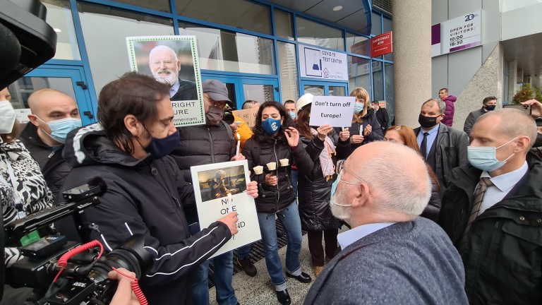 С малък протест представители на синдикатите посрещнаха заместник-председателя на Европейската