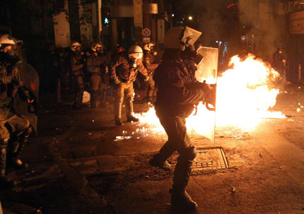 В Атина са задържани десетки протестиращи