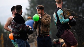 Освен Слънчев бряг, балоните с дрога завладяха Гластънбъри (СНИМКИ)