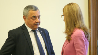 Валери Симеонов обмисля връщане на пушенето в обособени помещения НФСБ ще