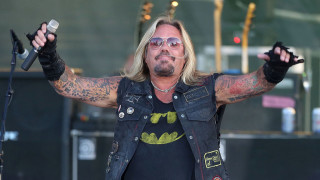 Какво се случва с вокалиста на Motley Crue