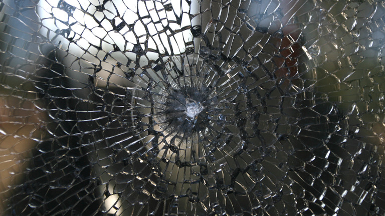 Греда от строеж разби прозорец на апартамент в София