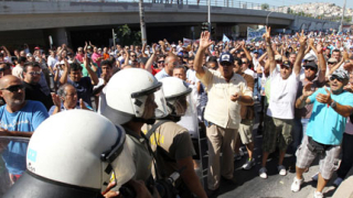 Гневни гърци отново блокират страната 