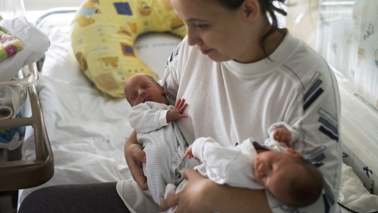 10 пъти по-малко плачат бебета, имащи контакт „кожа в кожа” с майката