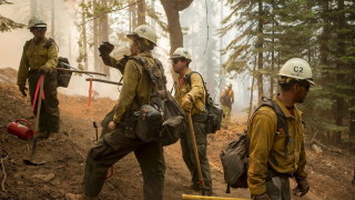 Най малко двама души са загинали при горски пожари в американския
