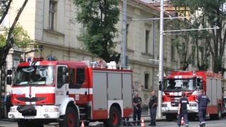 Такси се запали в близост до бензиностанция в София