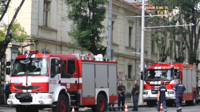 Пожар погълна тонове захар в сладкарски цех във Велико Търново