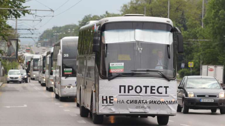 Автобусни превозвачи се вдигат на протест срещу ветото за нерегламентираните превози