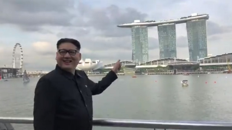 Имитатор на Ким Чен-ун е държан часове на летището в Сингапур