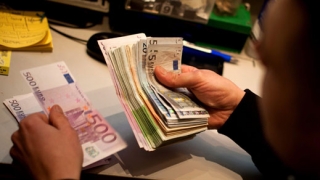 Транзакциите от Гърция за България са ограничени до 500 евро за месец