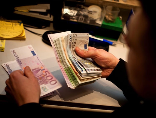 Намаляват фалшивите евро банкноти и монети