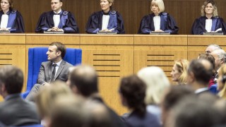 Президентът на Франция Еманюел Макрон защити нов спор закон за