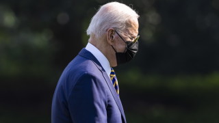 Американските федерални служители трябва или да се ваксинират срещу COVID 19