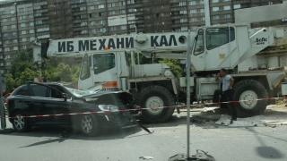 Кола се заби в кран при ремонтен участък на столичното "Цариградско"