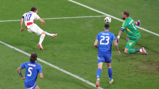 Вратарят на Италия Джанлуиджи Донарума спаси дузпа на Лука Модрич