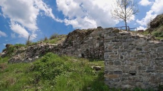 Археолози откриха 47 артефакта при разкопките на Момчиловата крепост намираща