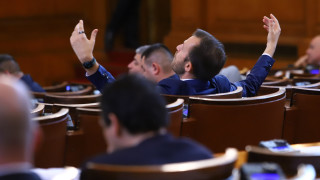Депутати отправиха критика към служебния премиер Гълъб Донев който днес
